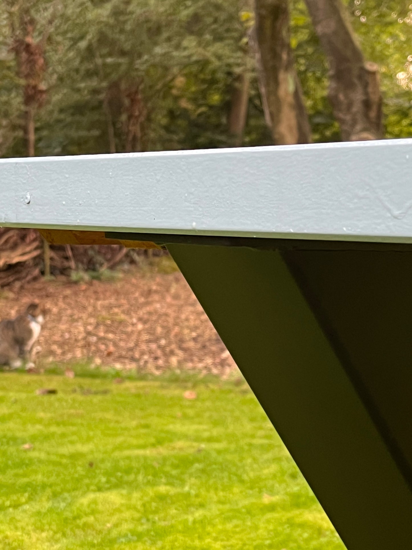 Tafel met stalen onderstel