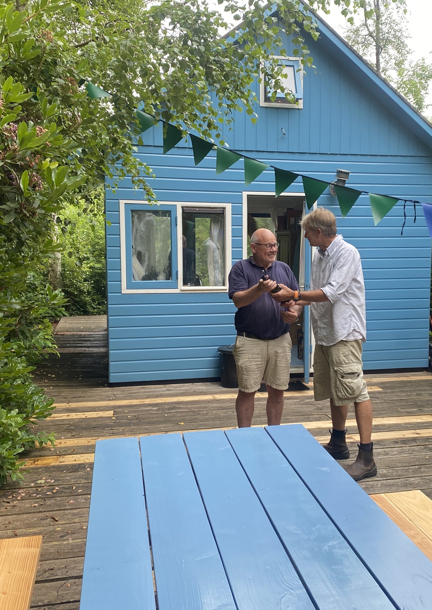 Houten tafel Maramures in zelfde kleur als huis in Loosdrecht
