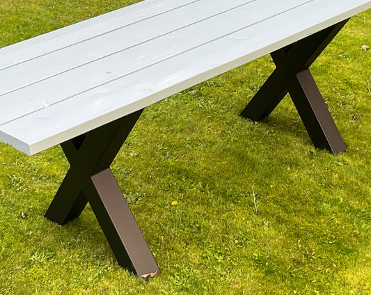 Houten tafel met stalen kruispoot
