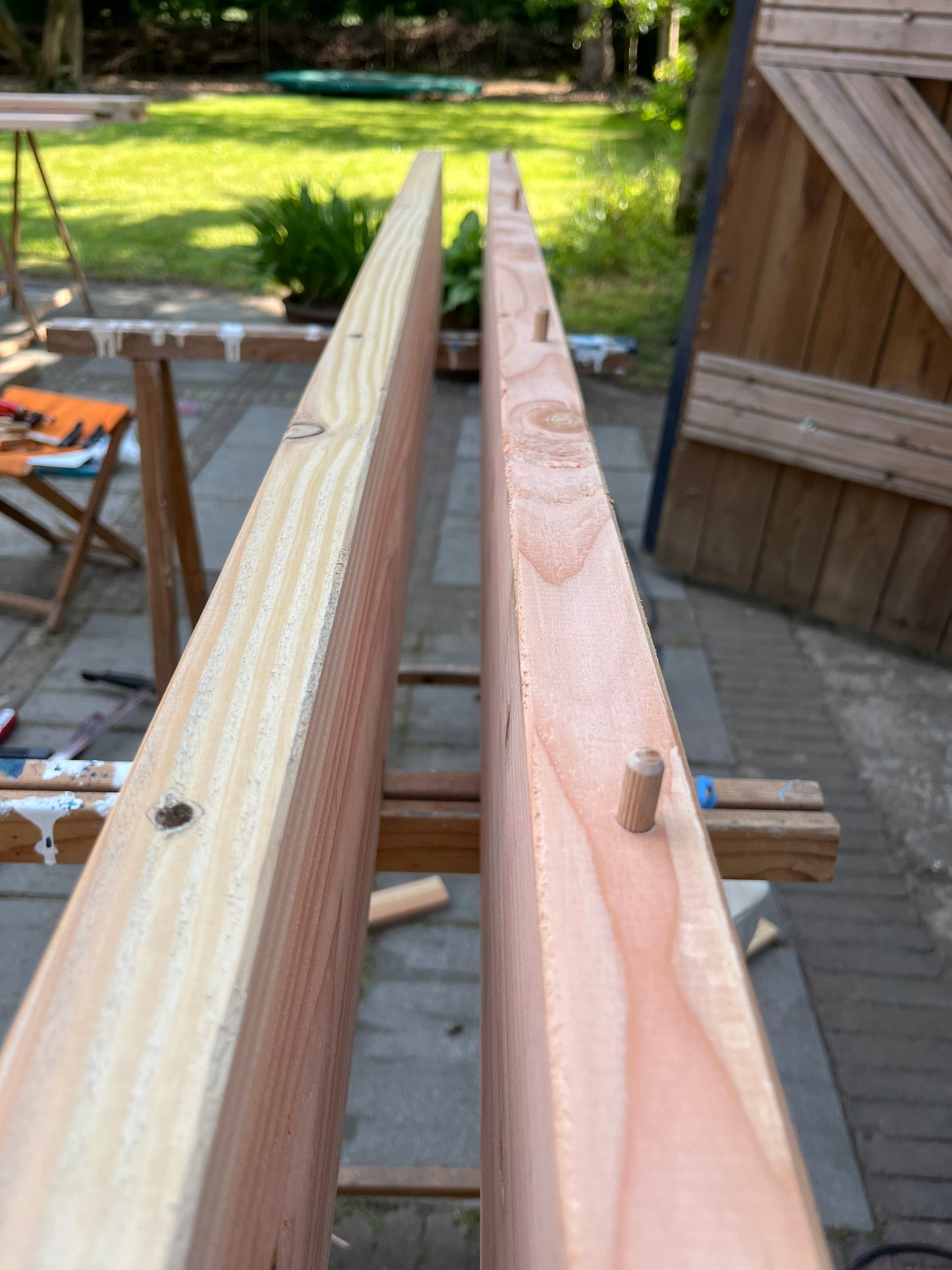 Houten banken op maat | bevestiging met deuvels
