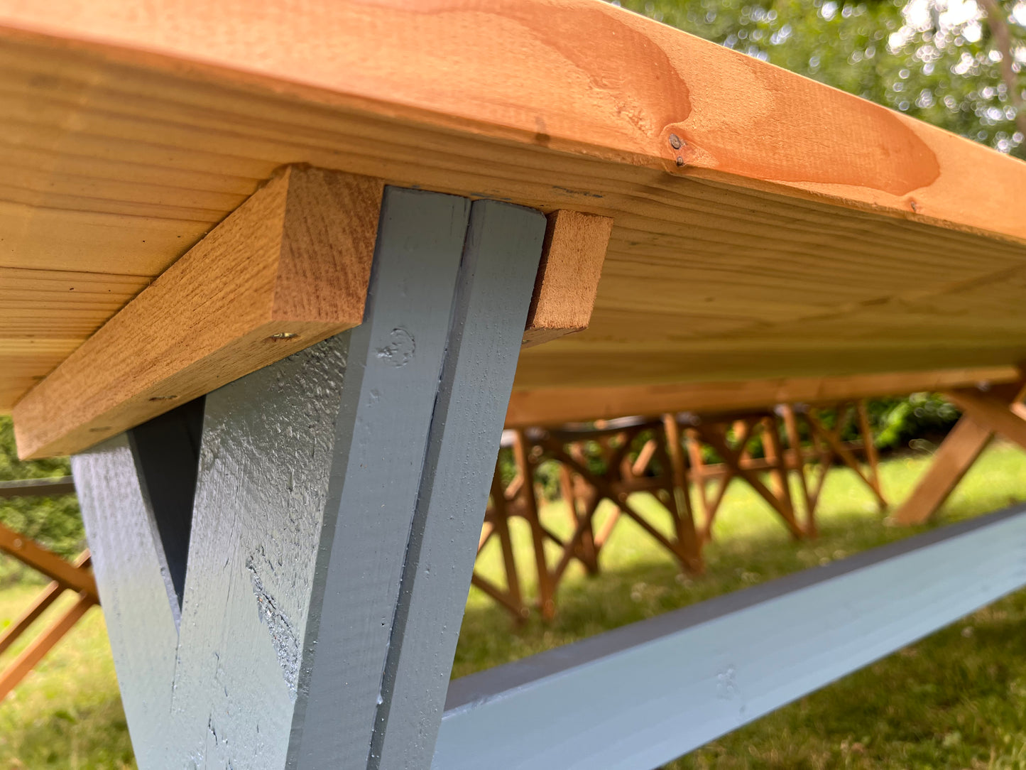Houten banken op maat | solide bevestiging kruispoot
