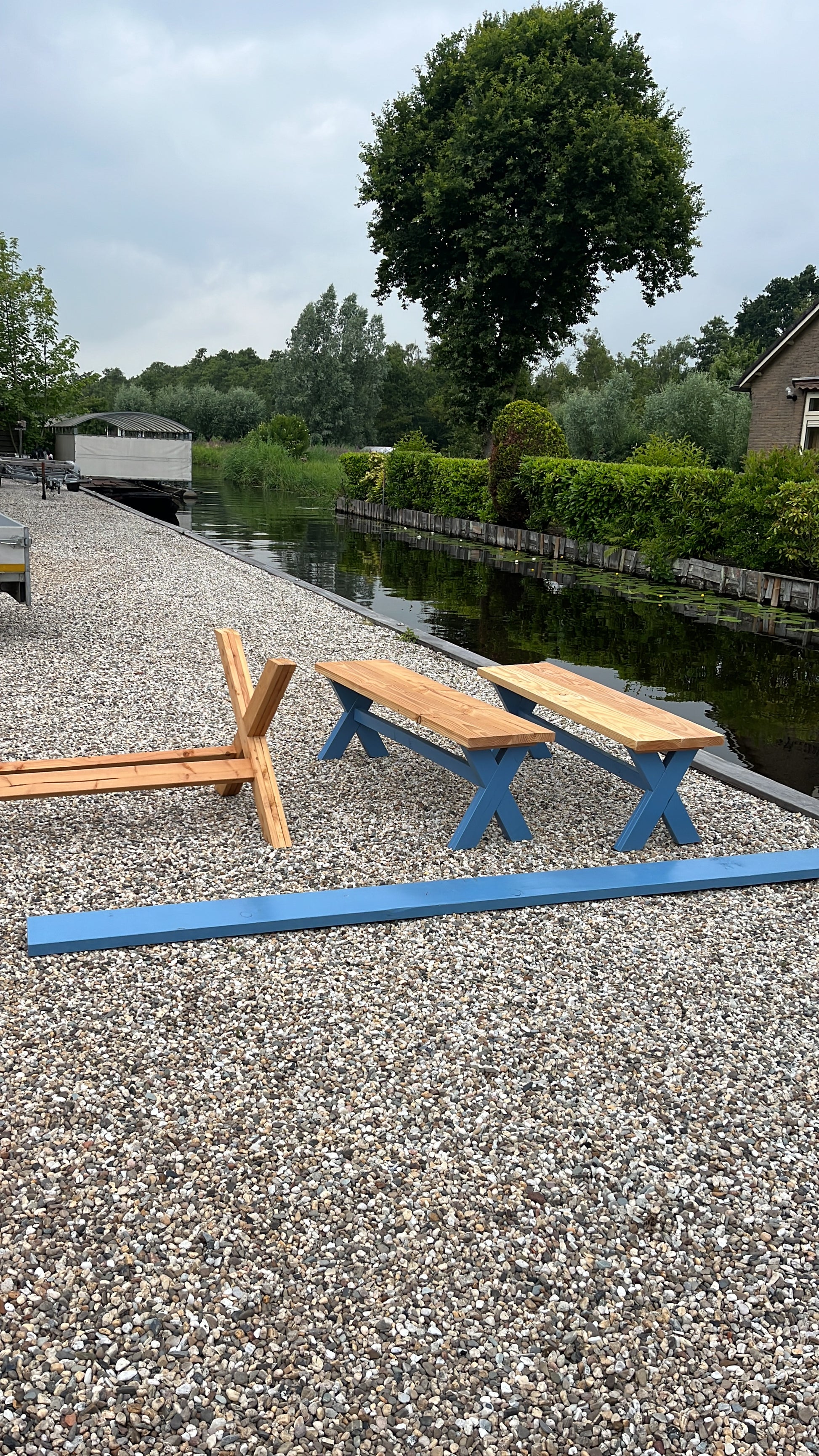Houten banken op maat | vervoer over het water naar de klant in Loosdrecht