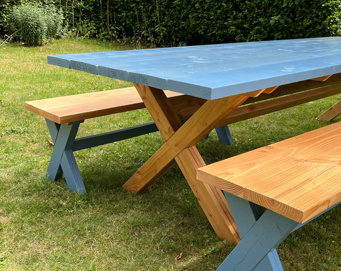 Houten Tafel Maramures met houten banken in iedere gewenste kleur