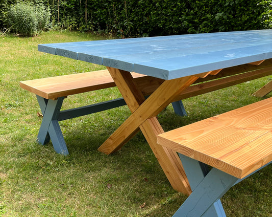 Houten Tafel Maramures met houten banken in iedere gewenste kleur