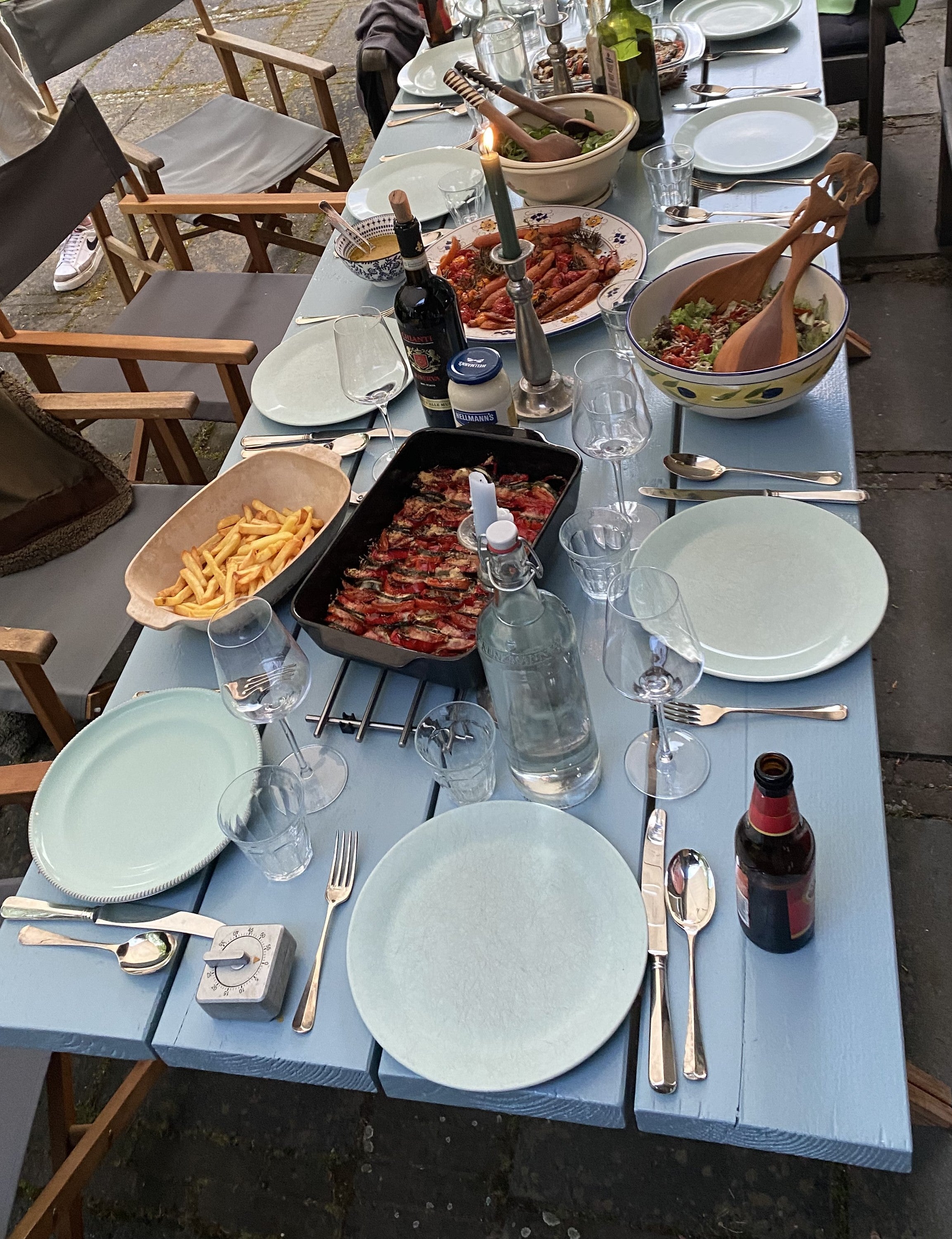 Gezellig dinner aan houten tafel Maramures in zinkblauw