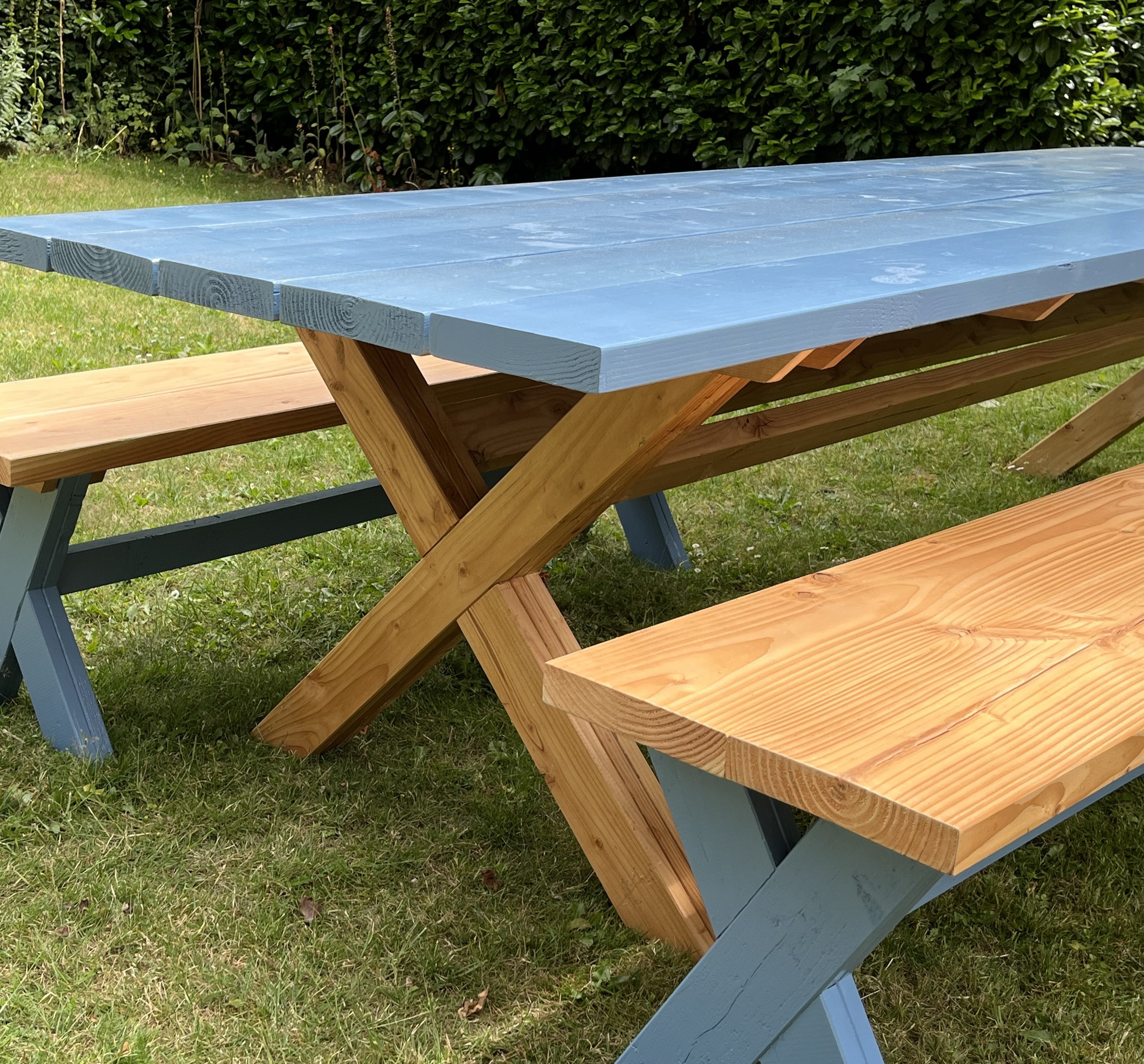 Houten tafel en banken van douglas met houten kruispoot in iedere gewenste kleur